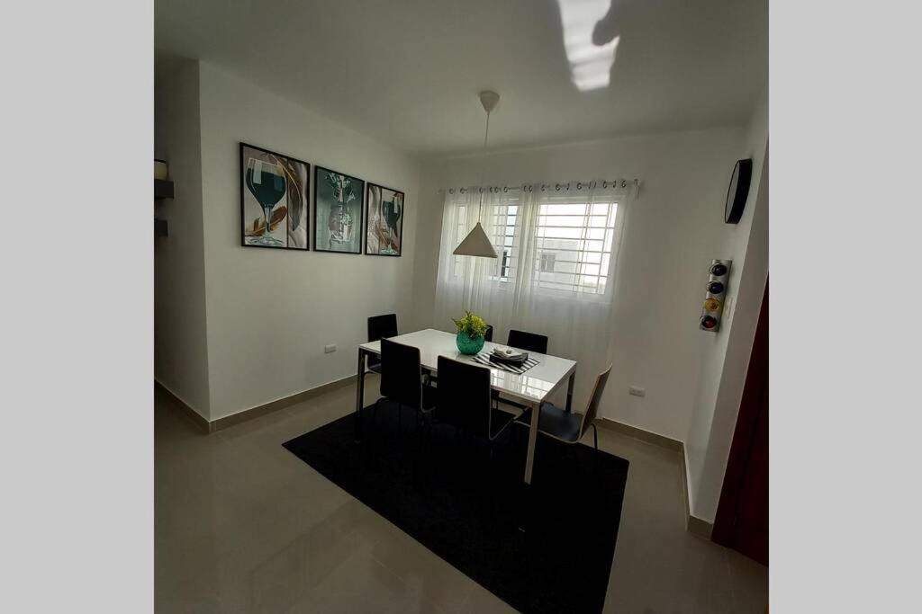 Confortable apartamento de 3 tres habitaciones, con hermosa vista de area verde, ademas de piscinas y juegos infantiles en area recreativa Santiago De Los Caballeros Exterior foto